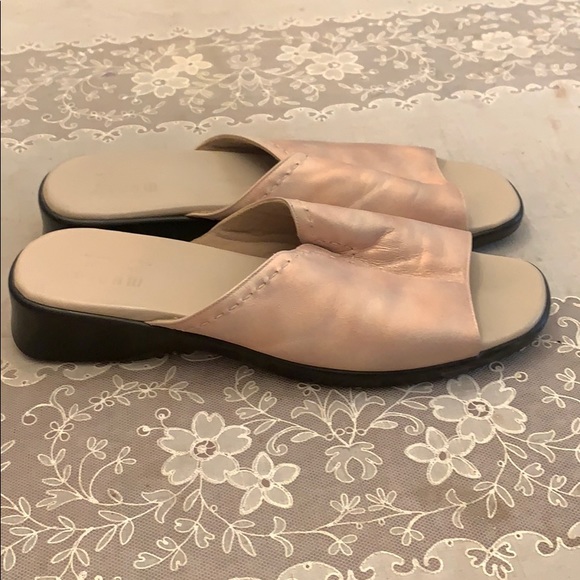 Munro Sandals - Picture 2 of 4